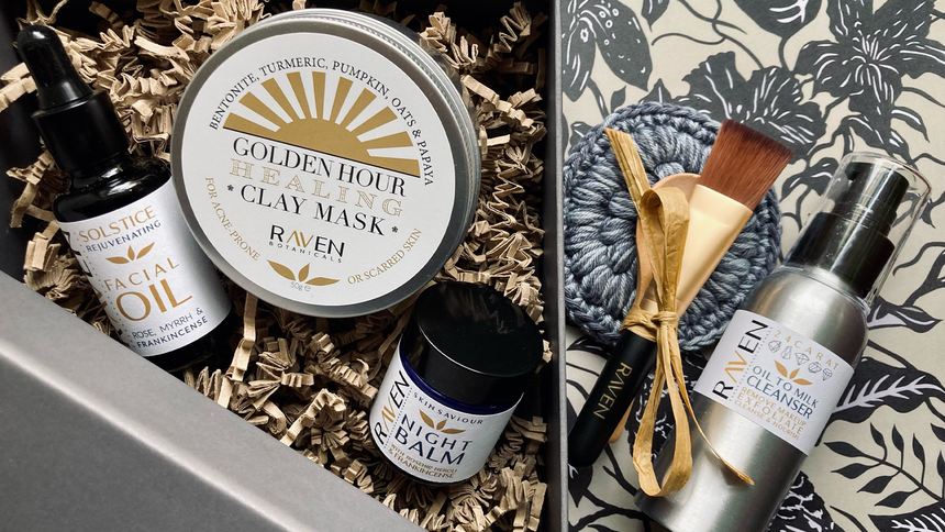 The Mór Card Raven Botanicals Gold Goddess Ritual Gift Set